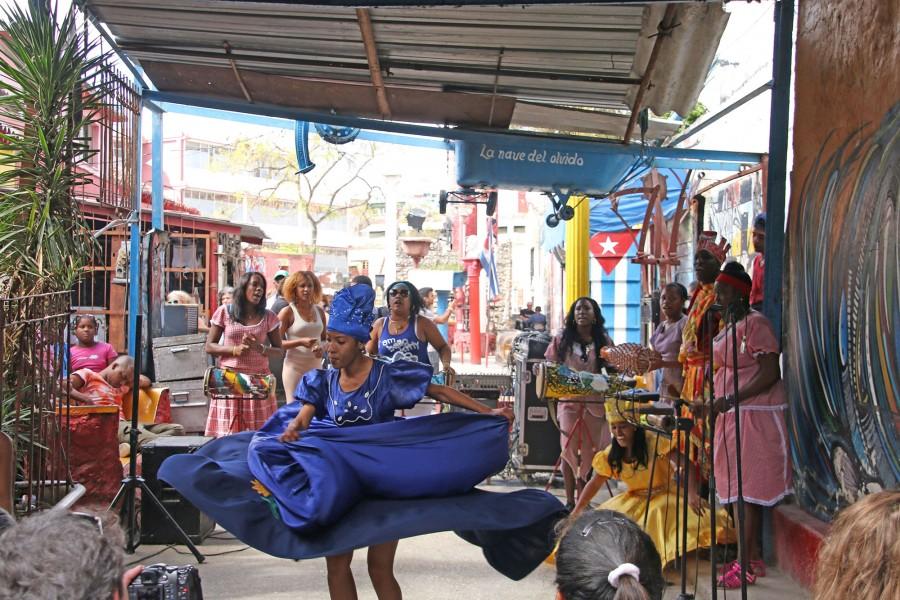 Afro-Cuban dancers on Calle Hamel