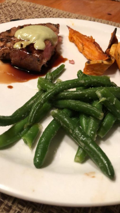 Tuna and green beans for a complete and colorful meal.