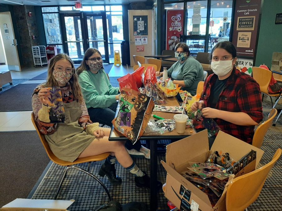 Janice Griggs, Skylar Vandervort, KateLynn O’Neill and Hilary Devarney putting together Halloween treat bags